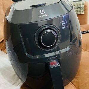 Fritadeira Elétrica sem oleo Electrolux Airfryer 5L 8 receitas pré-sugeridas desligamento automatico cesto removivel 1700W EAF50 grafite por Rita Lobo