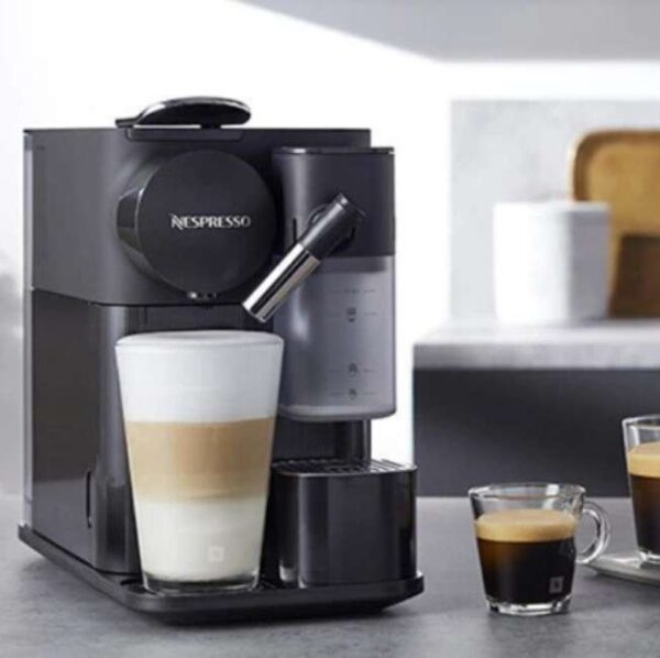 Nespresso Lattissima One Preta, Cafeteira